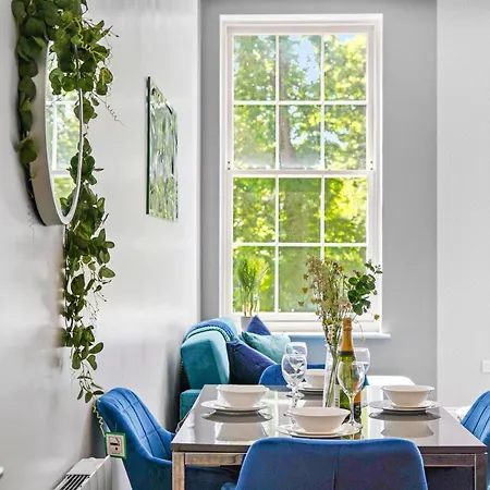 Stunning Abode - Sleeps 10 - Parking Lägenhet *