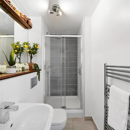 Stunning Abode - Sleeps 10 - Parking Διαμέρισμα