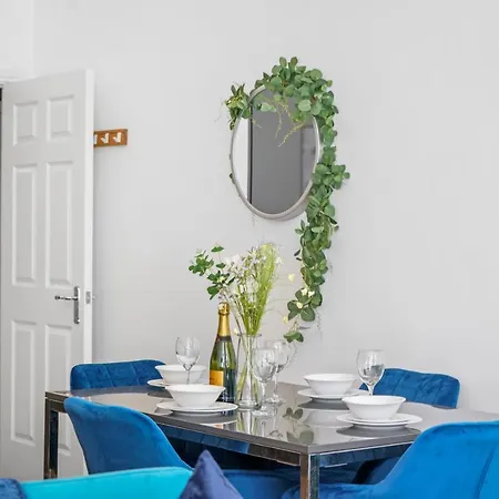 Stunning Abode - Sleeps 10 - Parking Διαμέρισμα