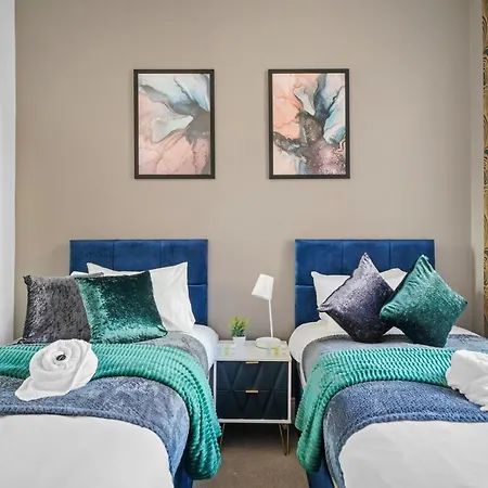 Stunning Abode - Sleeps 10 - Parking